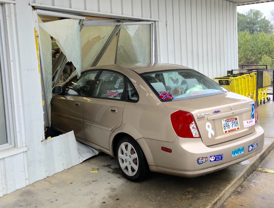 Car Crashes into Dollar General Monticello Live